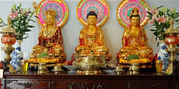 Các vật dụng thờ cúng nếu đã cũ hoặc sứt mẻ thì cần thay mới - Ảnh minh họa